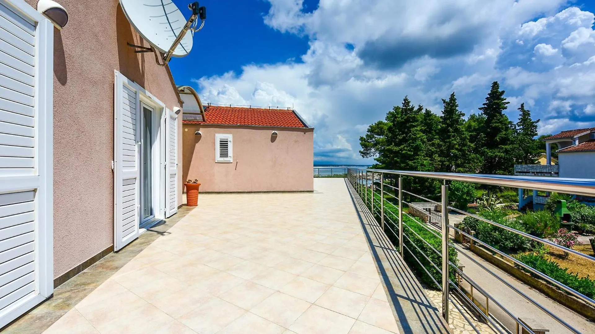 2 Bedroom Nice Apartment In Ugljan